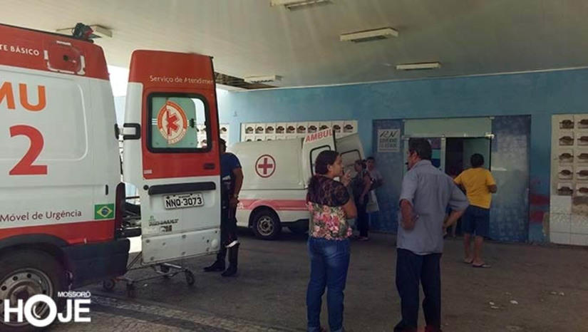 Imagem 1 - Em COMUNICADO, a direção do Hospital Regional Tarcísio Maia recomenda que os pacientes da região de Mossoró que precisem de tomografia para diagnóstico de urgência, devem ser levados primeiro para fazer este exame em Pau dos Ferros e depois retorna para HRTM. O Vale do Açu e regiões próximas, devem levar o paciente para Natal. Em 2021, a SESAP deixou voltar R$ 6 milhões destinados ao Estado para comprar tomógrafos. Na época, a justificativa era de que a grande Natal já tinha tomógrafo instalado em excesso. Porque não destinaram para Mossoró, que só tem um para atender 1 milhão de habitantes? Imagem 1 - Em COMUNICADO, a direção do Hospital Regional Tarcísio Maia recomenda que os pacientes da região de Mossoró que precisem de tomografia para diagnóstico de urgência, devem ser levados primeiro para fazer este exame em Pau dos Ferros e depois retorna para HRTM. O Vale do Açu e regiões próximas, devem levar o paciente para Natal. Em 2021, a SESAP deixou voltar R$ 6 milhões destinados ao Estado para comprar tomógrafos. Na época, a justificativa era de que a grande Natal já tinha tomógrafo instalado em excesso. Porque não destinaram para Mossoró, que só tem um para atender 1 milhão de habitantes?