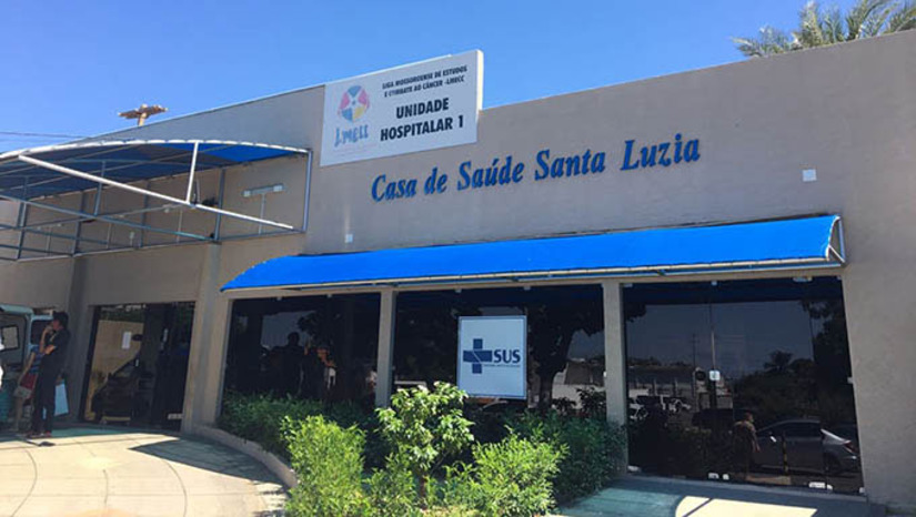 Imagem 1 -  Com o tomógrafo quebrado, a direção do Hospital Regional Tarcísio Maia havia recomendado, sexta-feira passada (10) que os pacientes fossem levados para fazer tomografias em Pau dos Ferros ou Natal, para só então serem atendidos na unidade.   A SESAP emitiu outra nota durante o final de semana informando que os exames seriam realizados na Liga do Câncer, em Mossoró.   15 pacientes pacientes precisaram do exame.