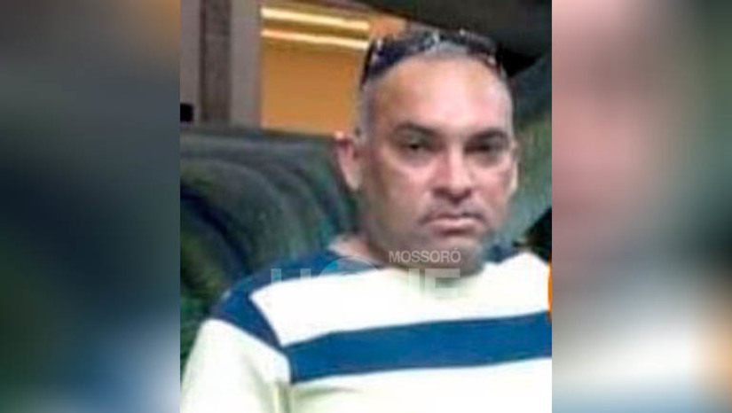 Imagem 1 -  Acidente entre um carro e uma motocicleta deixou uma pessoa morta no Centro de Mossoró. O mototaxista João Batista da Silva, de 48 anos, morreu após colidir sua motocicleta com um carro de linha Mossoró/Areia Branca, no início da tarde deste domingo (12). De acordo com a PM, a colisão aconteceu no cruzamento da Rua Idalino de Oliveira com a Rua Santos Dumont. O condutor da motocicleta, supostamente, teria cruzado o sinal vermelho, sendo colhido pelo carro e arremessado, batendo a cabeça no meio fio de uma calçada. Ele morreu no local. O condutor do carro permaneceu no local até a chegada das autoridades, em seguida, foi levado para prestar depoimento na delegacia de plantão.