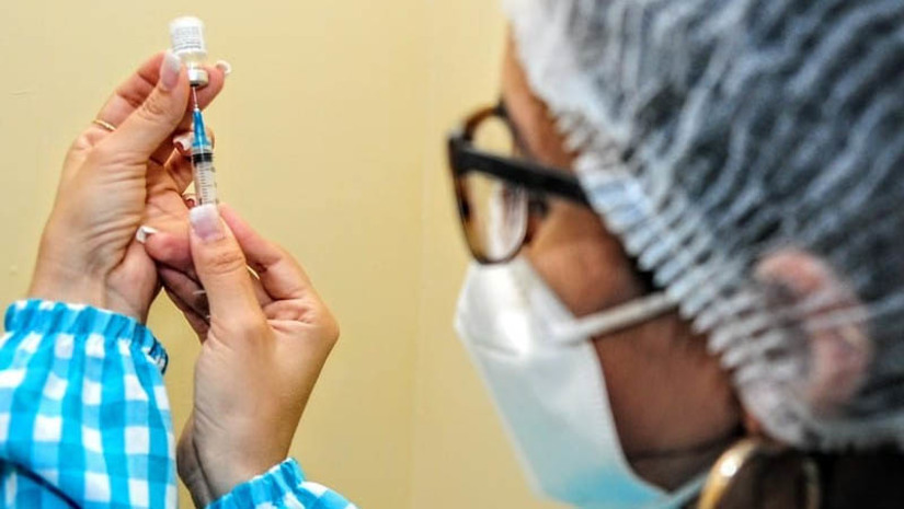 Imagem 1 - Saúde de Mossoró inicia aplicação da vacina bivalente contra a Covid-19 em três novos públicos. A partir desta segunda (13), podem buscar o imunizante as pessoas com deficiência permanente, a população privada de liberdade e adolescentes cumprindo medidas socioeducativas, além de funcionários do sistema de privação de liberdade. A vacina é destinada a pessoas que concluíram o esquema primário, composto pelas duas primeiras doses das vacinas monovalentes. A última dose deve ter sido aplicada há 4 meses (120 dias). A população que se encaixa em um dos grupos aptos a receber a imunização deve procurar um dos pontos de vacinação; saiba onde está sendo aplicada a vacina. Imagem 1 - Saúde de Mossoró inicia aplicação da vacina bivalente contra a Covid-19 em três novos públicos. A partir desta segunda (13), podem buscar o imunizante as pessoas com deficiência permanente, a população privada de liberdade e adolescentes cumprindo medidas socioeducativas, além de funcionários do sistema de privação de liberdade. A vacina é destinada a pessoas que concluíram o esquema primário, composto pelas duas primeiras doses das vacinas monovalentes. A última dose deve ter sido aplicada há 4 meses (120 dias). A população que se encaixa em um dos grupos aptos a receber a imunização deve procurar um dos pontos de vacinação; saiba onde está sendo aplicada a vacina.