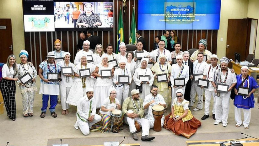 Imagem 1 - AL aprova Projeto de Lei que reconhece Festejos de Iemanjá como Patrimônio Cultural Imaterial do RN. O PL é de autoria da deputada estadual Isolda Dantas (PT). Segundo a propositora, é fundamental resgatar as inúmeras opressões que as religiões de matriz africana sofrem desde a sua origem no território brasileiro, com forte repressão e marginalização, sendo alvos da mais intensa intolerância religiosa. A parlamentar lembra ainda um episódio criminoso ocorrido nos Festejos deste ano, celebrado em 2 de fevereiro, nas proximidades da estátua de Iemanjá, na Praia do Meio, em Natal, com agressões decorrentes de intolerância religiosa, o que segundo ela é inaceitável. “É combater a intolerância que a gente sofre todos os dias. É garantir a nossa liberdade de culto”, diz a Iyalaxé Flaviana d´Oxum, do Ilê Axé Dajô Obá Ogodô, localizado em Extremoz, sobre a aprovação da lei. Imagem 1 - AL aprova Projeto de Lei que reconhece Festejos de Iemanjá como Patrimônio Cultural Imaterial do RN. O PL é de autoria da deputada estadual Isolda Dantas (PT). Segundo a propositora, é fundamental resgatar as inúmeras opressões que as religiões de matriz africana sofrem desde a sua origem no território brasileiro, com forte repressão e marginalização, sendo alvos da mais intensa intolerância religiosa. A parlamentar lembra ainda um episódio criminoso ocorrido nos Festejos deste ano, celebrado em 2 de fevereiro, nas proximidades da estátua de Iemanjá, na Praia do Meio, em Natal, com agressões decorrentes de intolerância religiosa, o que segundo ela é inaceitável. “É combater a intolerância que a gente sofre todos os dias. É garantir a nossa liberdade de culto”, diz a Iyalaxé Flaviana d´Oxum, do Ilê Axé Dajô Obá Ogodô, localizado em Extremoz, sobre a aprovação da lei.