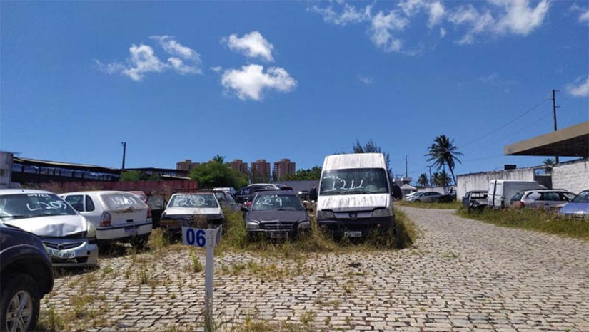 Imagem 1 - 131 lotes de veículos apreendidos no RN serão leiloados pelo Detran sexta-feira, 17. O leilão será realizado a partir das 10h, por meio do site Lance Certo Leilões. As visitações aos itens estão autorizadas nestas quarta-feira (15) e quinta-feira (16), no horário das 8h às 16h, no Pátio credenciado ao Detran, localizado na Avenida Ruy Pereira Dos Santos, Nº 2565, Bairro Olho D’agua, São Gonçalo do Amarante/RN. As imagens dos carros, motocicletas e sucatas também estão disponíveis para consulta no site do leiloeiro. Dos 131 lotes, 49 lotes são de veículos que podem continuar em circulação, com 6 itens de carros e 43 itens de motos, e 82 lotes de sucatas, com 12 itens de carros e 175 itens de motos. Imagem 1 - 131 lotes de veículos apreendidos no RN serão leiloados pelo Detran sexta-feira, 17. O leilão será realizado a partir das 10h, por meio do site Lance Certo Leilões. As visitações aos itens estão autorizadas nestas quarta-feira (15) e quinta-feira (16), no horário das 8h às 16h, no Pátio credenciado ao Detran, localizado na Avenida Ruy Pereira Dos Santos, Nº 2565, Bairro Olho D’agua, São Gonçalo do Amarante/RN. As imagens dos carros, motocicletas e sucatas também estão disponíveis para consulta no site do leiloeiro. Dos 131 lotes, 49 lotes são de veículos que podem continuar em circulação, com 6 itens de carros e 43 itens de motos, e 82 lotes de sucatas, com 12 itens de carros e 175 itens de motos.