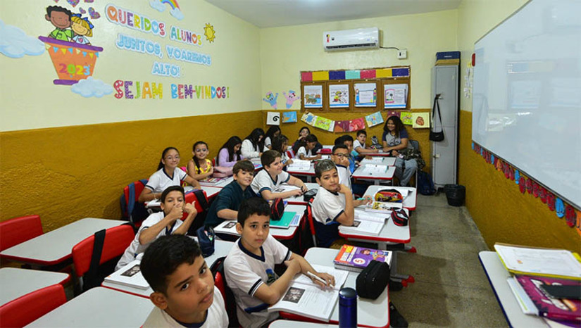 Imagem 1 -  Novas unidades de ensino de Mossoró recebem serviço de climatização. Por meio do programa “Mossoró Cidade Educação”, diversas melhorias continuam sendo entregues nas escolas e Unidades de Educação Infantil (UEIs), incluindo, além do processo de instalação de centrais de ar, a distribuição de novos equipamentos, fardamento, kits escolares, revitalizações, reformas, entre outros avanços. Nesta segunda-feira (13), a Prefeitura de Mossoró também iniciou a instalação das centrais de ar na UEI Neusa Xavier Linhares, no conjunto Nova Mossoró. Também estão sendo climatizadas as unidades que passam por serviços de manutenção atualmente (escolas Cornélio Barbalho de Carvalho, na comunidade Riacho Grande; Senador Duarte Filho, no conjunto Walfredo Gurgel e Celina Guimarães Viana, Barrocas).