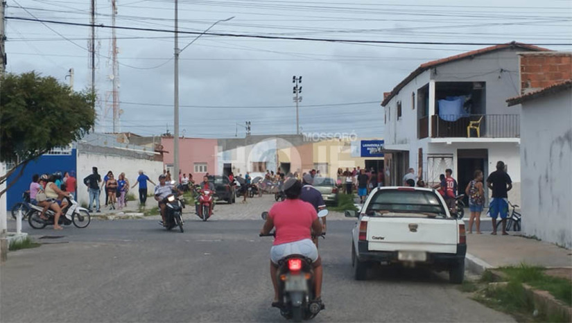 Imagem 1 - PM registra homicídio a tiros em via pública, no Centro de Areia Branca. O crime aconteceu por volta das 15h desta segunda-feira (13), tendo como vítima Cláudio Lemos de Oliveira, conhecido como “Pelado”, de 33 anos. De acordo com informações da Polícia Militar, a vítima trafegava a pé pela Travessa Luiz Germano, no Centro da cidade, quando foi surpreendido pelos atiradores. No local, prevalece a lei do silêncio. Ninguém quis comentar o caso. Uma ambulância do Samu ainda chegou a ser acionada, mas Cláudio já estava em óbito quando o socorro chegou. Imagem 1 - PM registra homicídio a tiros em via pública, no Centro de Areia Branca. O crime aconteceu por volta das 15h desta segunda-feira (13), tendo como vítima Cláudio Lemos de Oliveira, conhecido como “Pelado”, de 33 anos. De acordo com informações da Polícia Militar, a vítima trafegava a pé pela Travessa Luiz Germano, no Centro da cidade, quando foi surpreendido pelos atiradores. No local, prevalece a lei do silêncio. Ninguém quis comentar o caso. Uma ambulância do Samu ainda chegou a ser acionada, mas Cláudio já estava em óbito quando o socorro chegou.