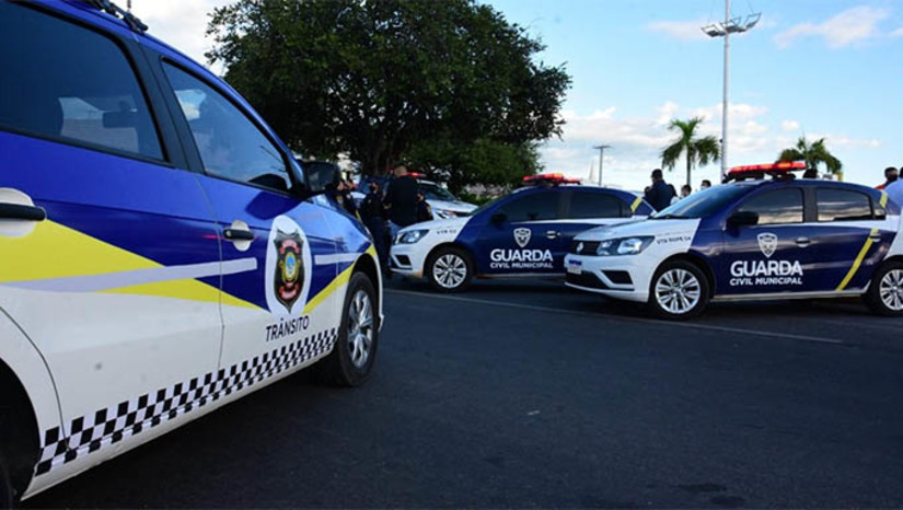 Imagem 1 -  Ataques criminosos: Prefeitura de Mossoró suspende aulas e cidade do sol recolhe ônibus . Em nota, a prefeitura afirma que as forças de segurança do município trabalham com efetivo reforçado para garantir a segurança da população. As aulas da rede municipal estão suspensas e a empresa de transporte público, Cidade do Sol, recolheu ao pátio todos os Ônibus, por questões de segurança dos passageiros. Desde a noite desta segunda-feira, facções atacaram prédios públicos e privados em pelo menos 15 municípios do RN. 