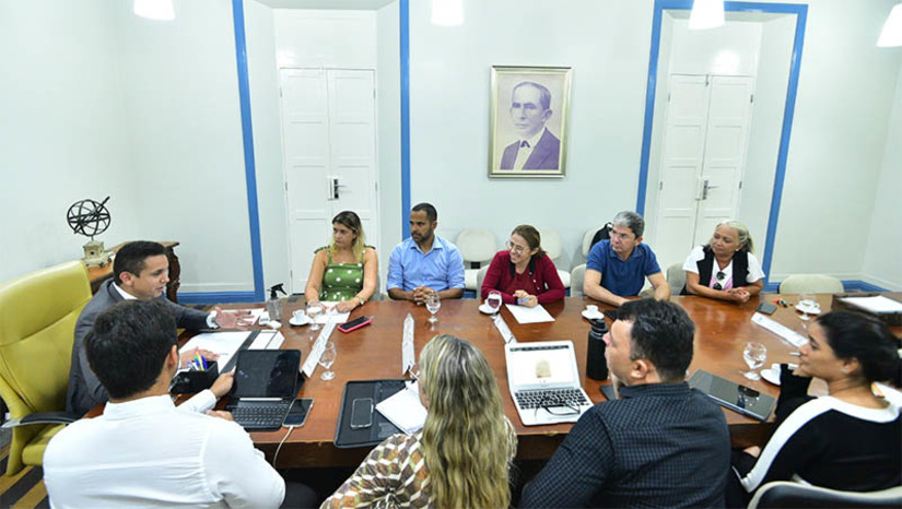 Imagem 1 - “Estamos bem animados com o compromisso que o prefeito assumiu”, diz presidente do SINDSSAM. O prefeito Allyson Bezerra se reuniu com representantes do Sindicato dos Servidores da Saúde de Mossoró, para tratar de pautas relativas à categoria. Durante a reunião, o prefeito assegurou mais uma vez a realização, ainda em 2023, de concurso público para a área da saúde e a disposição para avançar nos demais pontos de pautas, lembrando ainda que as discussões referentes à reformulação do Plano de Cargos dos servidores já estão em andamento, com encontros entre as comissões responsáveis pela revisão acontecendo. "Estamos totalmente abertos ao diálogo e, principalmente, trabalhando para avançar nas pautas que objetivam melhorias para os nossos servidores", pontuou Allyson Bezerra. Imagem 1 - “Estamos bem animados com o compromisso que o prefeito assumiu”, diz presidente do SINDSSAM. O prefeito Allyson Bezerra se reuniu com representantes do Sindicato dos Servidores da Saúde de Mossoró, para tratar de pautas relativas à categoria. Durante a reunião, o prefeito assegurou mais uma vez a realização, ainda em 2023, de concurso público para a área da saúde e a disposição para avançar nos demais pontos de pautas, lembrando ainda que as discussões referentes à reformulação do Plano de Cargos dos servidores já estão em andamento, com encontros entre as comissões responsáveis pela revisão acontecendo. "Estamos totalmente abertos ao diálogo e, principalmente, trabalhando para avançar nas pautas que objetivam melhorias para os nossos servidores", pontuou Allyson Bezerra.