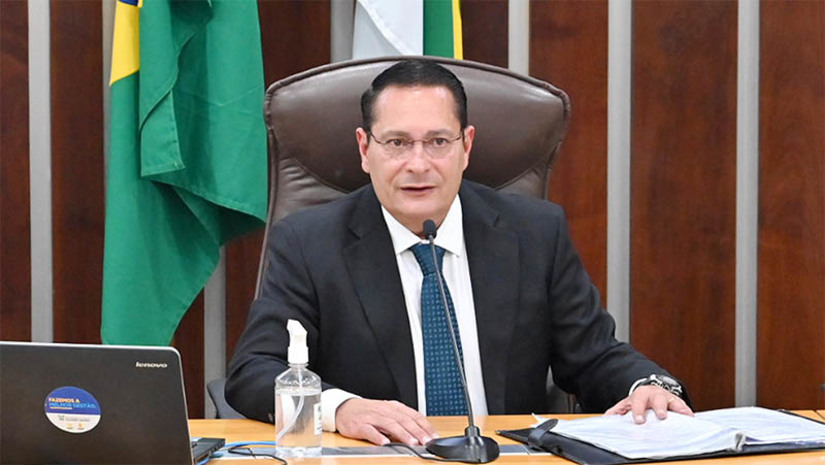Imagem 1 -  Presidente da ALRN reivindica saneamento, iluminação, saúde e infraestrutura para Macau. Os requerimentos foram apresentados pelo deputado Ezequiel Ferreira, destinados ao Governo do Estado. Entre outras solicitações, o parlamentar solicitou o aumento do efetivo policial e melhores condições de trabalho para a Polícia Militar que atua no município. Também foi solicitado um estudo de viabilidade técnica para a recuperação e aprimoramento da iluminação da RN-221, no trecho que vai do trevo da Cohab ao Instituto Federal do Rio Grande do Norte (IFRN).