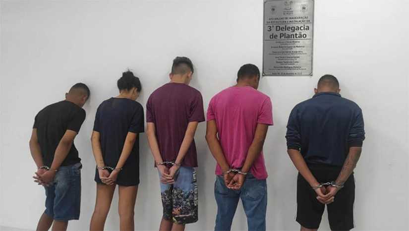 Imagem 1 -  Dezoito suspeitos de envolvimento nos ataques criminosos ocorridos no RN já estão presos. Além das prisões, também já foram apreendidos pelas forças de segurança do estado  artefatos explosivos, armas, munições, veículos e dinheiro. Um suspeito morreu em confronto com policiais. A Secretaria de Segurança Pública informou que todo o efetivo das forças de segurança está mobilizado, por determinação da governadora Fátima Bezerra. 