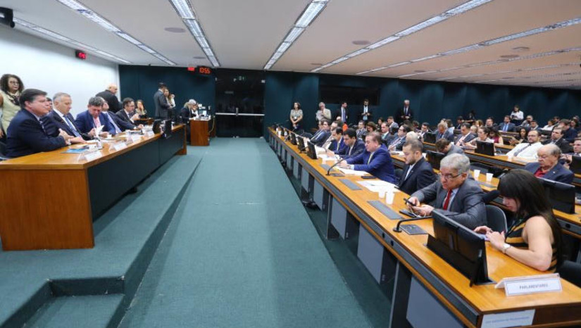 Imagem 1 -  Reforma tributária em análise na Câmara pretende reduzir o imposto pago pelos mais pobres. A regressividade, ocorre quando o pobre paga mais imposto que o rico, é um dos principais pontos da reformulação que está em estudo no colegiado. O deputado Mauro Benevides Filho (PDT-CE) afirmou que os impostos sobre consumo respondem por quase a metade da arrecadação e a reforma quer justamente unificar cinco deles (IPI, ICMS, ISS, Cofins e PIS) em um único imposto que será cobrado no destino final do bem ou serviço. Em vez de desonerar produtos da cesta básica como ocorre hoje, o que beneficia todos indistintamente, a ideia é usar os cadastros de famílias pobres para devolver o tributo de forma automática somente para estes.
