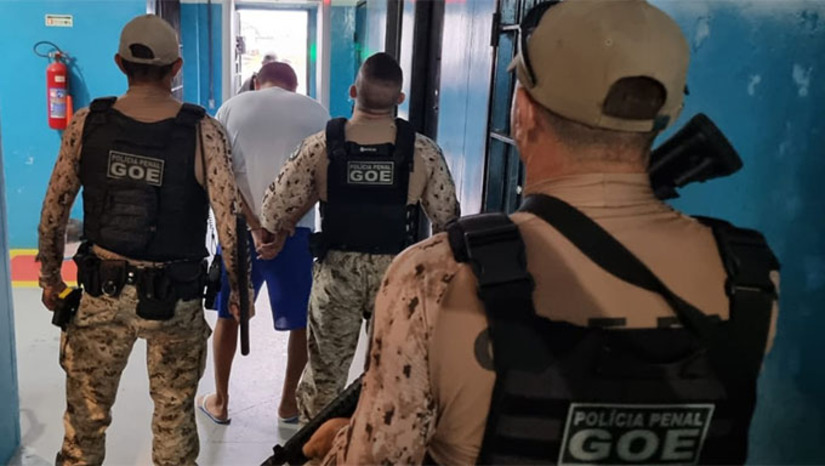 Imagem 1 -  Nas redes sociais, o Ministério da Justiça disse que atendeu ao pedido da Governadora Fátima Bezerra, para enviar a Força Nacional para ajudar no combate da facção criminosa que está espalhando terror no Rio Grande do Norte desde a madrugada desta terça-feira. Confira vídeos do senador Styvenson Valentin, fazendo duras críticas ao Governo do RN.