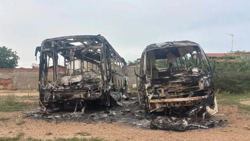 Imagem 1 - RN volta a registrar ataques em Natal e mais 6 cidades na madrugada desta quarta-feira, 15. Na capital, quatro ônibus de turismo que estavam na garagem de uma empresa foram incendiados e ficaram completamente destruídos. Também houve vandalismo em uma loja de motos e contra carro particular, que foi incendiado na rua. Na praia de Pipa, em Tibau do Sul, criminosos atiraram contra a base policial e tentaram incendiar o local. Em Nova Cruz, incendiaram um ônibus de autoescola que estava estacionado na rua. Já no município de Pureza bandidos atearam fogo em um ônibus escolar. Na cidade de Riachuelo, criminosos tentaram atear fogo no prédio do conselho tutelar. Um caminhão pipa foi incendiado na cidade de Santa Cruz. Por fim, no município de São Tomé, dois ônibus escolares ficaram destruídos após criminosos atearem fogo nos veículos; em Mossoró, após reforço do policiamento, não houve mais ataques. Imagem 1 - RN volta a registrar ataques em Natal e mais 6 cidades na madrugada desta quarta-feira, 15. Na capital, quatro ônibus de turismo que estavam na garagem de uma empresa foram incendiados e ficaram completamente destruídos. Também houve vandalismo em uma loja de motos e contra carro particular, que foi incendiado na rua. Na praia de Pipa, em Tibau do Sul, criminosos atiraram contra a base policial e tentaram incendiar o local. Em Nova Cruz, incendiaram um ônibus de autoescola que estava estacionado na rua. Já no município de Pureza bandidos atearam fogo em um ônibus escolar. Na cidade de Riachuelo, criminosos tentaram atear fogo no prédio do conselho tutelar. Um caminhão pipa foi incendiado na cidade de Santa Cruz. Por fim, no município de São Tomé, dois ônibus escolares ficaram destruídos após criminosos atearem fogo nos veículos; em Mossoró, após reforço do policiamento, não houve mais ataques.