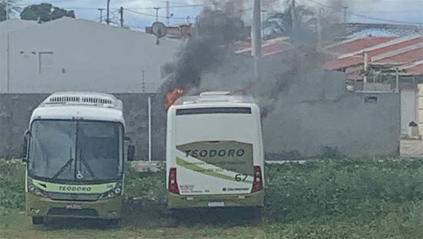 Imagem 1 -  Os ônibus eram contratados para fazer o transporte universitários até a cidade de Mossoró. O serviço havia sido suspenso na tarde desta terça-feira (14), devido aos ataques registrados na cidade.  Além dos ataques aos ônibus, a Polícia Militar prendeu uma dupla que portava 2 coquetéis molotov. Os suspeitos se aproximavam de um ônibus estacionado. A PM suspeita se que a dupla tenha participado do ataque criminoso aos ônibus da cidade.  A Secretaria de Segurança Pública do estado alerta para a gravidade dos atos praticados pelas facções criminosas e reforça que todos os envolvidos serão responsabilizados por suas ações.