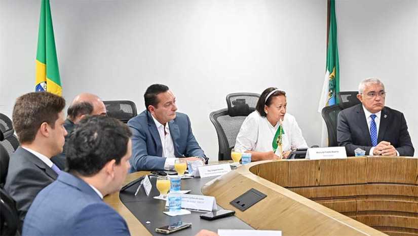 Imagem 1 - Presidente da ALRN articula reunião e apoio aos municípios atingidos pelos ataques à Segurança Pública. O presidente da Assembleia Legislativa do Rio Grande do Norte propôs que o Estado envie recursos para reestabelecimento da normalidade nas cidade que tiveram depredação do patrimônio público incluindo queima de ônibus, ambulâncias, maquinários e ataques aos órgãos públicos. A sugestão foi reiterada durante a reunião com os demais poderes e a governadora do Estado, Fátima Bezerra (PT). “Entendemos que o momento é de união de todos em defesa do reforço à Segurança Pública, pelo bem maior que é a vida. E sempre será a nossa prioridade. Mas precisamos ir além, pensar em como podemos apoiar os municípios que sofrem com os ataques articulados”, disse. Imagem 1 - Presidente da ALRN articula reunião e apoio aos municípios atingidos pelos ataques à Segurança Pública. O presidente da Assembleia Legislativa do Rio Grande do Norte propôs que o Estado envie recursos para reestabelecimento da normalidade nas cidade que tiveram depredação do patrimônio público incluindo queima de ônibus, ambulâncias, maquinários e ataques aos órgãos públicos. A sugestão foi reiterada durante a reunião com os demais poderes e a governadora do Estado, Fátima Bezerra (PT). “Entendemos que o momento é de união de todos em defesa do reforço à Segurança Pública, pelo bem maior que é a vida. E sempre será a nossa prioridade. Mas precisamos ir além, pensar em como podemos apoiar os municípios que sofrem com os ataques articulados”, disse.