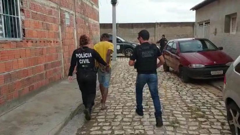 Imagem 1 -  Homem é preso após ameaçar de morte a namorada adolescente, em Pau dos Ferros. A prisão aconteceu nesta quarta-feira (15). O ex-presidiário José Leandro de Oliveira Lira, de 30 anos, que estava cumprindo pena em liberdade condicional, acabou sendo preso novamente, por força de uma mandado de prisão, expedido pelo Juízo da 2º Vara da Comarca de Pau dos Ferros, após a denúncia. O Conselho Tutelar do município acompanhou todo o caso, direcionando a menor vítima, após o crime, a uma casa de acolhimento. O suspeito foi encaminhado para o sistema prisional, onde ficará à disposição da justiça. 