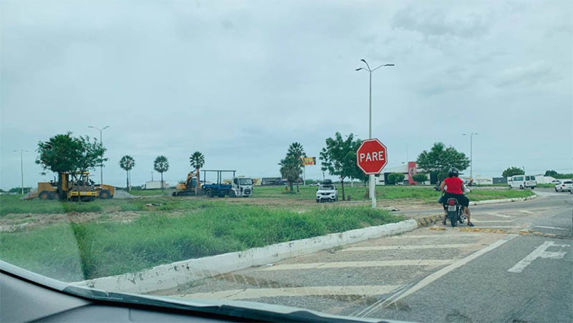 Imagem 1 -  Interdição parcial na rotatória do Thermas começa nesta sexta (17) e segue até o final de março. Condutores devem ficar atentos ao passarem pelo local. A informação foi repassada pelo Dnit, nesta quarta-feira (15). O tráfego no trecho será desviado para a alça executada no canteiro e para os viadutos dos bairros da Abolição e Santa Delmira. Ainda segundo o órgão, a interdição é necessária para que as equipes do Departamento realizem os serviços de recuperação da pista interna da rotatória. O trecho estará devidamente sinalizado, alertando para a interdição.