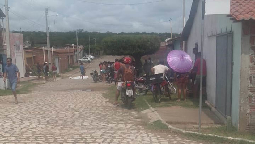 Imagem 1 -  PM registra homicídios em dois bairros da cidade de Itajá, na tarde desta quinta-feira (16). A primeira vítima, identificada como Luiz Otavio Soares Dantas, conhecido como "Barão", de 41 anos, era natural de São Rafael. Ele foi seguido e assassinado a tiros em via pública, no bairro Barro Vermelho. Já o segundo crime aconteceu na  Rua Etelvino Lopes, no bairro Iguaraçu, nas proximidades da Câmara Municipal. Neste caso, a vítima foi Simão Pedro Ferreira da Silva, de 26 anos, natural de Santa Cruz. A Polícia Civil vai investigar se os dois casos têm ligação.