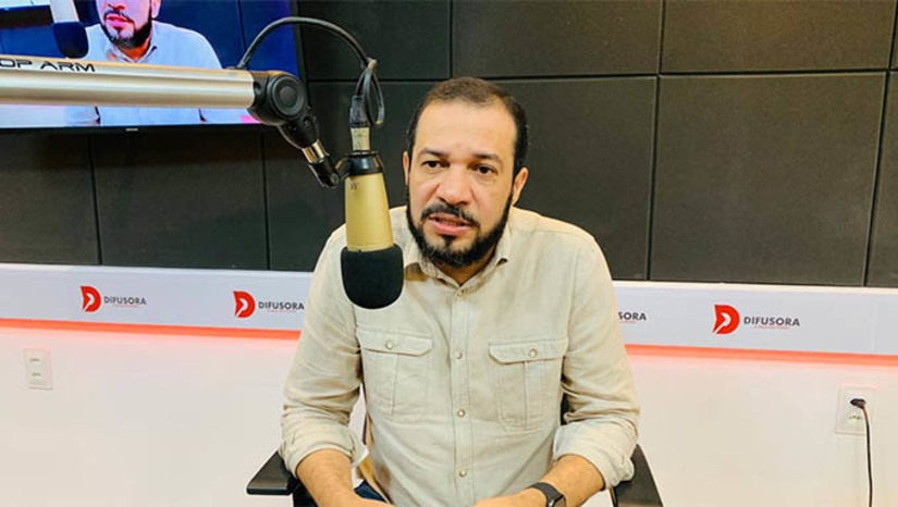 Imagem 1 - Veja as novas formas de contribuir com a oncologia de Mossoró. Em entrevista ao Jornal Mossoró hoje nas Ondas do Rádio desta quinta-feira (16), o diretor financeiro e administrativo da Liga, Robson Amorim, falou sobre o trabalho realizado pela Liga e os projetos existentes na instituição para que a população contribua com os serviços. Entre as ações desenvolvidas pela Liga, está o projeto “Declare Amor”, uma campanha de doação por meio do imposto de renda. No ato da declaração, o contribuinte pode destinar parte desse imposto a liga, de maneira gratuita e segura. Imagem 1 - Veja as novas formas de contribuir com a oncologia de Mossoró. Em entrevista ao Jornal Mossoró hoje nas Ondas do Rádio desta quinta-feira (16), o diretor financeiro e administrativo da Liga, Robson Amorim, falou sobre o trabalho realizado pela Liga e os projetos existentes na instituição para que a população contribua com os serviços. Entre as ações desenvolvidas pela Liga, está o projeto “Declare Amor”, uma campanha de doação por meio do imposto de renda. No ato da declaração, o contribuinte pode destinar parte desse imposto a liga, de maneira gratuita e segura.