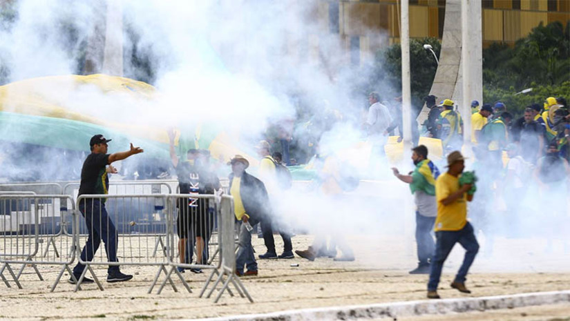 Imagem 1 -  PGR denuncia mais 100 pessoas acusadas de participar de atos antidemocráticos, em 8 de janeiro, em Brasília. As petições foram protocoladas nesta quarta-feira (15), no Inquérito 4.921, que apura a participação de incitadores dos atos. Os denunciados devem responder, em liberdade, pelos crimes de incitação equiparada pela animosidade das Forças Armadas contra os Poderes Constitucionais e associação criminosa (art. 286, parágrafo único, e art. 288, ambos do CPP), cuja pena máxima, em caso de condenação, pode atingir 3 anos e 3 meses de reclusão.