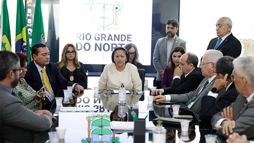 Imagem 1 -  Governo cria Gabinete de Gestão de Crise para reforçar medidas de combate à violência. O GGC será composto pelos presidentes dos poderes e dirigentes dos órgãos e instituições. "Estamos diante de atos criminosos. O momento é delicado e estamos alinhando com os poderes públicos e instituições as medidas para proteger a população. Não vamos recuar no combate ao crime e no dever de proteger a população", afirmou a governadora Fátima Bezerra. Por solicitação da governadora ao ministro da Justiça e Segurança Pública, Flávio Dino, o Governo do Estado recebe hoje e amanhã mais policiais da Força Nacional, que vêm auxiliar as forças estaduais. O secretário nacional de Segurança Pública, Tadeu Alencar, antecipou, de sexta (17) para hoje, a presença em Natal.