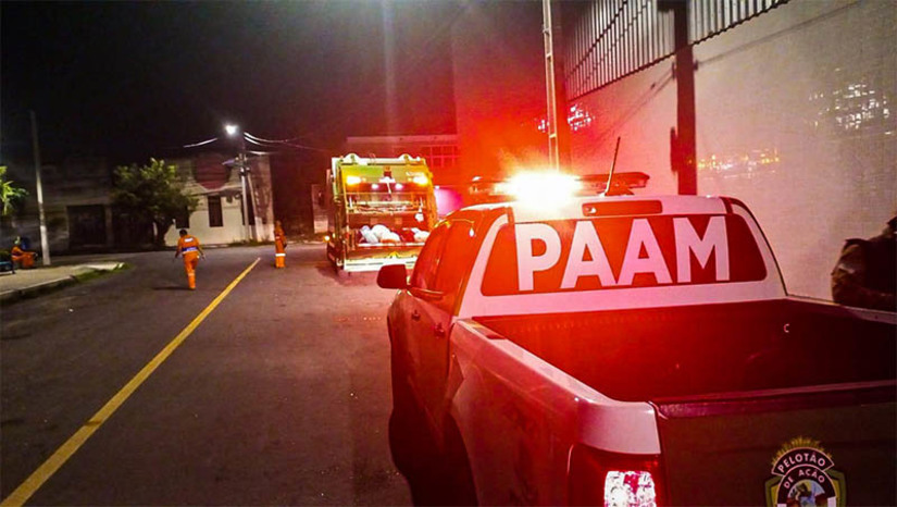 Imagem 1 -  Limpeza urbana está acontecendo de maneira alternada em Mossoró. Diante dos ataques criminosos registrados no RN, os carros coletores trabalham com escolta da Guarda Civil Municipal para garantia da integridade dos veículos e proteção dos colaboradores do município. Nesta sexta-feira (17), a coleta está contemplando os bairros Sumaré, Planalto Treze de Maio e Ulrich Graff, além da região Central e principais avenidas da cidade. “Pedimos a colaboração da população que acompanhe os informes da Prefeitura, observando o dia em que a coleta passará no seu bairro. É um momento em que pedimos a colaboração de todos”, frisou João Marcelo, diretor de Serviços Urbanos. 