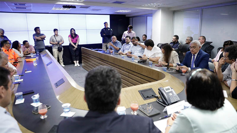 Imagem 1 - Em reunião com prefeitos, Fátima Bezerra discute ações conjuntas em defesa da população. O encontro aconteceu no final da manhã desta sexta-feira (17). Os prefeitos de todas as regiões do estado foram representados pela Femurn. Na reunião, concordaram em somar esforços ao governos para combater as ações criminosas que vêm atingindo o Rio Grande do Norte. "Reafirmo que tudo o que for necessário para garantir a paz e proteger a população, vamos fazer. Enfrentamos um problema que não é do Rio Grande do Norte, mas um problema nacional, porque as ordens para a violência partem de vários Estados. Então precisamos contar com a união de todos, já temos total apoio do Governo Federal e precisamos que os municípios atuem em conjunto para vencermos a crise", afirmou a governadora Fátima Bezerra, ao lado do vice-governador, Walter Alves. Imagem 1 - Em reunião com prefeitos, Fátima Bezerra discute ações conjuntas em defesa da população. O encontro aconteceu no final da manhã desta sexta-feira (17). Os prefeitos de todas as regiões do estado foram representados pela Femurn. Na reunião, concordaram em somar esforços ao governos para combater as ações criminosas que vêm atingindo o Rio Grande do Norte. "Reafirmo que tudo o que for necessário para garantir a paz e proteger a população, vamos fazer. Enfrentamos um problema que não é do Rio Grande do Norte, mas um problema nacional, porque as ordens para a violência partem de vários Estados. Então precisamos contar com a união de todos, já temos total apoio do Governo Federal e precisamos que os municípios atuem em conjunto para vencermos a crise", afirmou a governadora Fátima Bezerra, ao lado do vice-governador, Walter Alves.