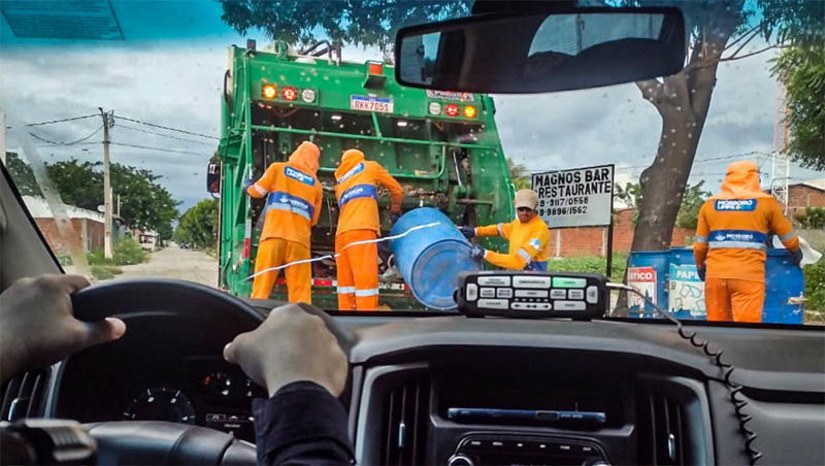 Imagem 1 - Veja os bairros que serão contemplados com a limpeza urbana em Mossoró neste sábado, 18. De acordo com a Secretaria Municipal de Infraestrutura, Meio Ambiente, Urbanismo e Serviços Urbanos (Seimurb) a coleta domiciliar será realizada nos bairros Aeroporto 2, Alto da Conceição, Belo Horizonte, Alto de São Manoel, Inocoop, além da região central e principais avenidas da cidade. Os carros de coleta serão escoltados pela guarda civil municipal. A diretoria de Serviços Urbanos detalha que a população deve ficar atenta aos informes da Prefeitura de Mossoró referentes aos bairros e aos dias de coleta. Imagem 1 - Veja os bairros que serão contemplados com a limpeza urbana em Mossoró neste sábado, 18. De acordo com a Secretaria Municipal de Infraestrutura, Meio Ambiente, Urbanismo e Serviços Urbanos (Seimurb) a coleta domiciliar será realizada nos bairros Aeroporto 2, Alto da Conceição, Belo Horizonte, Alto de São Manoel, Inocoop, além da região central e principais avenidas da cidade. Os carros de coleta serão escoltados pela guarda civil municipal. A diretoria de Serviços Urbanos detalha que a população deve ficar atenta aos informes da Prefeitura de Mossoró referentes aos bairros e aos dias de coleta.