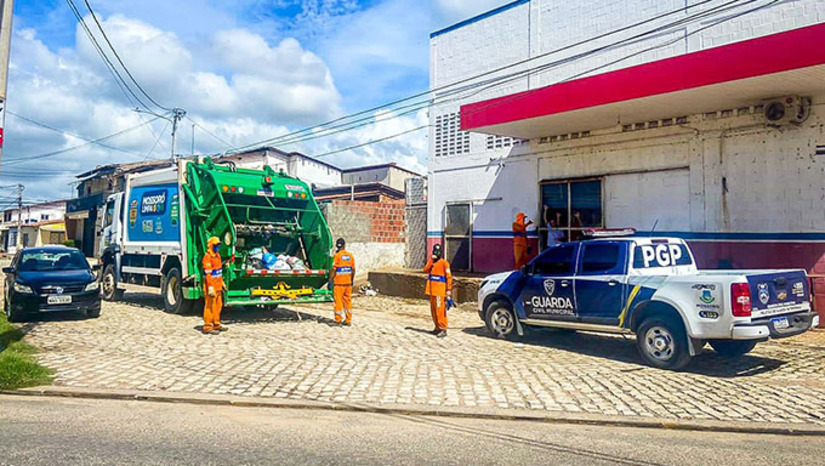 Imagem 1 - A coleta contemplará os bairros Abolição 1 e 2, Bom Jardim, Santo Antônio, Liberdade 1 e 2, Monte Olimpo, Bom Jesus, Bosque dos Pássaros, Paredões e Barrocas.. A Prefeitura montou uma força-tarefa para garantir os serviços de limpeza urbana em Mossoró. Com organização e cuidado, o Município garante a proteção dos equipamentos e servidores, com escolta da Guarda Civil Municipal. Imagem 1 - A coleta contemplará os bairros Abolição 1 e 2, Bom Jardim, Santo Antônio, Liberdade 1 e 2, Monte Olimpo, Bom Jesus, Bosque dos Pássaros, Paredões e Barrocas.. A Prefeitura montou uma força-tarefa para garantir os serviços de limpeza urbana em Mossoró. Com organização e cuidado, o Município garante a proteção dos equipamentos e servidores, com escolta da Guarda Civil Municipal.