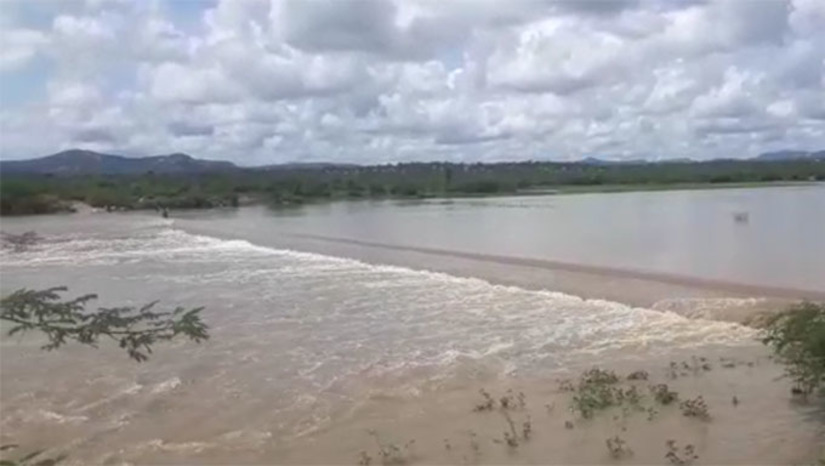 Imagem 1 - O maio reservatório do RN, a Armando Ribeiro Gonçalves acumula, aproximadamente, 1.182.250.000 m³, correspondentes a 49,82% da sua capacidade, na última segunda-feira (13), a barragem estava com, aproximadamente, 1.176.440.000 m³, equivalentes a 49,57%. A barargem Santa Cruz do Apodi, segundo maior manancial do estado, também está recebendo águas e acumula 230.730.000 m³, percentualmente, 38,47% da sua capacidade, que é de 599,71 milhões de metros cúbicos. No início da semana, o reservatório estava com 217,17 milhões de metros cúbicos, que correspondem a 36,21% da sua capacidade total. Imagem 1 - O maio reservatório do RN, a Armando Ribeiro Gonçalves acumula, aproximadamente, 1.182.250.000 m³, correspondentes a 49,82% da sua capacidade, na última segunda-feira (13), a barragem estava com, aproximadamente, 1.176.440.000 m³, equivalentes a 49,57%. A barargem Santa Cruz do Apodi, segundo maior manancial do estado, também está recebendo águas e acumula 230.730.000 m³, percentualmente, 38,47% da sua capacidade, que é de 599,71 milhões de metros cúbicos. No início da semana, o reservatório estava com 217,17 milhões de metros cúbicos, que correspondem a 36,21% da sua capacidade total.