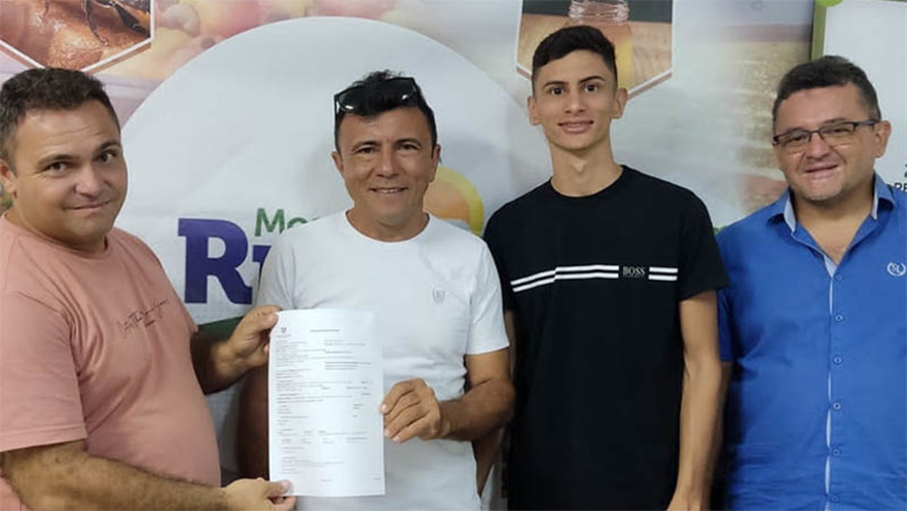 Imagem 1 - Isenção de ICMS na conta de energia é direito de pequenos produtores; veja como solicitar. O projeto é todo acompanhado pela Secretaria Municipal de Agricultura e Desenvolvimento Rural de Mossoró (Seadru). O benefício pode ser solicitado de duas maneiras. A primeira delas é a normal, vinculada ao CNPJ. A abertura é feita por contador, via internet. A segunda, para quem não tem CNPJ, ficando vinculada apenas ao CPF. Essa é destinada ao pequeno produtor equiparado ao que faz parte do Programa Nacional de Fortalecimento da Agricultura Familiar (Pronaf). “É um apoio que a Secretaria de Agricultura de Mossoró está dando aos pequenos agricultores do município. Essa economia é de extrema importância porque eu trabalho com pastagem irrigada e com ovinos e o custo de minha produção é de 50% ou 60% somente com energia elétrica. Essa isenção na conta de luz faz uma diferença enorme na minha atividade”, comemorou Kerginaldo Torquato, agricultor do Assentamento São Romão e um dos primeiros a solicitar o subsídio. Imagem 1 - Isenção de ICMS na conta de energia é direito de pequenos produtores; veja como solicitar. O projeto é todo acompanhado pela Secretaria Municipal de Agricultura e Desenvolvimento Rural de Mossoró (Seadru). O benefício pode ser solicitado de duas maneiras. A primeira delas é a normal, vinculada ao CNPJ. A abertura é feita por contador, via internet. A segunda, para quem não tem CNPJ, ficando vinculada apenas ao CPF. Essa é destinada ao pequeno produtor equiparado ao que faz parte do Programa Nacional de Fortalecimento da Agricultura Familiar (Pronaf). “É um apoio que a Secretaria de Agricultura de Mossoró está dando aos pequenos agricultores do município. Essa economia é de extrema importância porque eu trabalho com pastagem irrigada e com ovinos e o custo de minha produção é de 50% ou 60% somente com energia elétrica. Essa isenção na conta de luz faz uma diferença enorme na minha atividade”, comemorou Kerginaldo Torquato, agricultor do Assentamento São Romão e um dos primeiros a solicitar o subsídio.