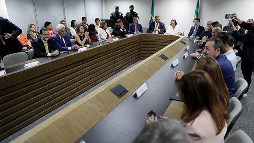 Imagem 1 - Fátima Bezerra informou que a coordenação do Comitê ficará a cargo da pasta do Trabalho, da Habitação e da Assistência Social (SETHAS), bem o governo já tomou providências junto ao governo federal para repor os prejuízos sofridos por várias prefeituras, que tiveram veículos incendiados, inclusive da frota escolar e outros equipamentos. Além de identificar as vítimas da violência, o Comitê vai identificar os prejuízos causados à população e ao patrimônio público e privado e elaborar diagnóstico acerca desses prejuízos. Imagem 1 - Fátima Bezerra informou que a coordenação do Comitê ficará a cargo da pasta do Trabalho, da Habitação e da Assistência Social (SETHAS), bem o governo já tomou providências junto ao governo federal para repor os prejuízos sofridos por várias prefeituras, que tiveram veículos incendiados, inclusive da frota escolar e outros equipamentos. Além de identificar as vítimas da violência, o Comitê vai identificar os prejuízos causados à população e ao patrimônio público e privado e elaborar diagnóstico acerca desses prejuízos.