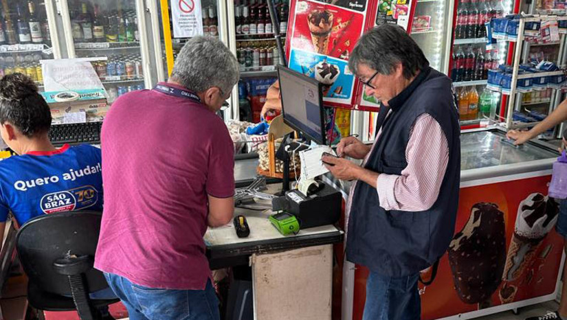 Imagem 1 -  IPEM/RN fiscaliza 2500 mil instrumentos nos dois primeiros meses de 2023. As fiscalizações foram realizadas na Região Metropolitana de Natal, em Mossoró e também nos municípios da Região do Mato Grande, no interior do estado. Foram verificadas 1181 bombas de combustíveis, 696 balanças comerciais, 294 taxímetros, 146 esfigmomanômetros (medidores de pressão arterial) e 81 medidores de velocidade (radares), entre outros. Destes, pouco mais de 2% apresentaram algum problema. As verificações são periódicas e tem como objetivo garantir o correto funcionamento dos equipamentos e evitar prejuízos tanto para o consumidor como para o comerciante.