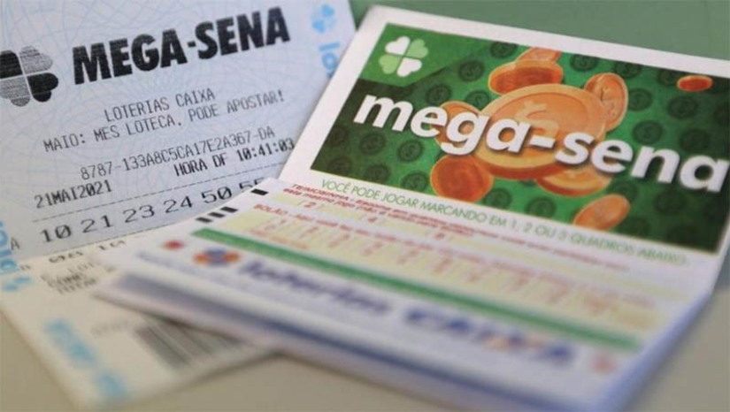 Imagem 1 - Prêmio de R$ 54 milhões da Mega-Sena pode ser sorteado nesta quarta-feira (22). O sorteio será realizado a partir das 20h, com transmissão ao vivo pelo canal da CAIXA no YouTube e no Facebook das Loterias CAIXA. As apostas podem ser feitas até as 19h desta quarta, nas lotéricas de todo o país, no portal Loterias CAIXA e no app Loterias CAIXA, além do Internet Banking CAIXA para clientes do banco. O valor de uma aposta simples da Mega é de R$ 4,50. Segundo a Caixa, se um único ganhador for sorteado e o prêmio for aplicado na Poupança do banco, valor garante ao ganhador R$ 314,5 mil de rendimento no primeiro mês. Caso queira investir em imóveis, o valor do prêmio é suficiente para adquirir 216 apartamentos, no valor de R$ 250 mil cada. Imagem 1 - Prêmio de R$ 54 milhões da Mega-Sena pode ser sorteado nesta quarta-feira (22). O sorteio será realizado a partir das 20h, com transmissão ao vivo pelo canal da CAIXA no YouTube e no Facebook das Loterias CAIXA. As apostas podem ser feitas até as 19h desta quarta, nas lotéricas de todo o país, no portal Loterias CAIXA e no app Loterias CAIXA, além do Internet Banking CAIXA para clientes do banco. O valor de uma aposta simples da Mega é de R$ 4,50. Segundo a Caixa, se um único ganhador for sorteado e o prêmio for aplicado na Poupança do banco, valor garante ao ganhador R$ 314,5 mil de rendimento no primeiro mês. Caso queira investir em imóveis, o valor do prêmio é suficiente para adquirir 216 apartamentos, no valor de R$ 250 mil cada.