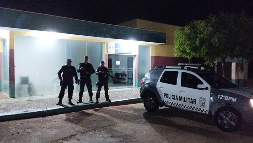 Imagem 1 -  Criminosos tentam atear fogo em UBS do município de Caraúbas. O crime foi registrado no início da madrugada desta quarta-feira (22), na UBS Sebastião Ferreira de Oliveira, no Alto São Severino. De acordo com informações da Polícia Militar, que chegou logo em seguida ao local, os criminosos não tiveram sucesso, devido ao solo úmido e ao tempo chuvoso que estava no município. Um galão de combustível vazio foi encontrado no local. O suspeito conseguiu fugir.