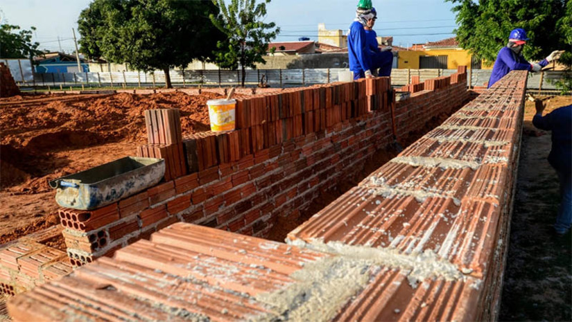 Imagem 1 -  PMM abre licitação para conclusão dos serviços e entrega da Praça de Basquete, no Santa Delmira. Por meio da cotação de menor preço, ou seja, proposta mais vantajosa para o município, será contratada uma empresa especializada para o andamento da construção. O documento foi publicado na edição desta segunda-feira (20) do Diário Oficial de Mossoró (DOM). A Praça  Clístenis Juny de Souza Alves é um equipamento importante para a integração da comunidade. O projeto idealizado pela Secretaria de Infraestrutura, Meio Ambiente, Urbanismo e Serviços Urbanos (SEIMURB) prevê a construção de quatro quadras, compreendendo quadras de basquete, campo de futebol e áreas de lazer, em um complexo esportivo que atenderá toda a comunidade.