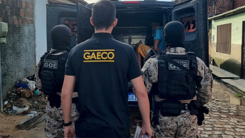 Imagem 1 -  Operação conjunta prende envolvidos em ataques criminosos do Rio Grande do Norte. A operação Sentinela, deflagrada nesta quarta-feira (22), cumpriu 13 mandados de prisão e outros 26 de busca e apreensão, nas cidades de Natal, Parnamirim, São Gonçalo do Amarante, Macaíba, Canguaretama, Bom Jesus, Santo Antônio, Caiçara do Norte, Acari e Macau. Dois homens foram presos em flagrante na ação. Houve apreensão de armas, drogas, aparelhos de telefonia celular, documentos e dinheiro vivo. Cinco mandados de prisão não foram cumpridos porque os alvos não foram localizados, totalizando 18 prisões já decretadas na operação Sentinela. Essas pessoas já são consideradas foragidas da Justiça.