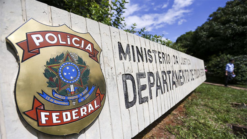 Imagem 1 - Cerca de dez criminosos estava seguindo os passos do ex-juiz, ex ministro e atual senador da república e familiares havia cerca de 3 meses. O promotor de justiça Lincoln Gakiya, também seria alvo da celula do PCC. Foi ele que descobriu os planos e acionou a Polícia Federal e também comunicou a Moro, que adotou medidas de segurança com a Polícia Legislativa. Foram presos nove suspeitos e tem outros sendo procurados pela Polícia Federal. Imagem 1 - Cerca de dez criminosos estava seguindo os passos do ex-juiz, ex ministro e atual senador da república e familiares havia cerca de 3 meses. O promotor de justiça Lincoln Gakiya, também seria alvo da celula do PCC. Foi ele que descobriu os planos e acionou a Polícia Federal e também comunicou a Moro, que adotou medidas de segurança com a Polícia Legislativa. Foram presos nove suspeitos e tem outros sendo procurados pela Polícia Federal.