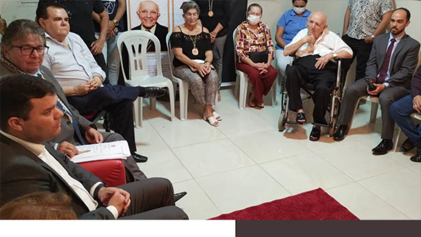 Imagem 1 - O padre Sátiro Cavalcante Dantas gostou da idéia de resgatar o projeto do memorial futuro santuário de Santa Luzia em Mossoró. A proposta foi resgatada pelo presidente da Câmara de Mossoró, vereador Lawrence Amorim, pensando no fortalecimento da economia através da fé e devoção a Santa Luzia, que atrai milhares de fiés a Mossoró todo ano período de 3 a 13 de dezembro. O mesmo já ocorre em cidades como Juazeiro do Norte (CE), Santa Cruz (RN) e mais recentemente São Miguel (RN). Imagem 1 - O padre Sátiro Cavalcante Dantas gostou da idéia de resgatar o projeto do memorial futuro santuário de Santa Luzia em Mossoró. A proposta foi resgatada pelo presidente da Câmara de Mossoró, vereador Lawrence Amorim, pensando no fortalecimento da economia através da fé e devoção a Santa Luzia, que atrai milhares de fiés a Mossoró todo ano período de 3 a 13 de dezembro. O mesmo já ocorre em cidades como Juazeiro do Norte (CE), Santa Cruz (RN) e mais recentemente São Miguel (RN).