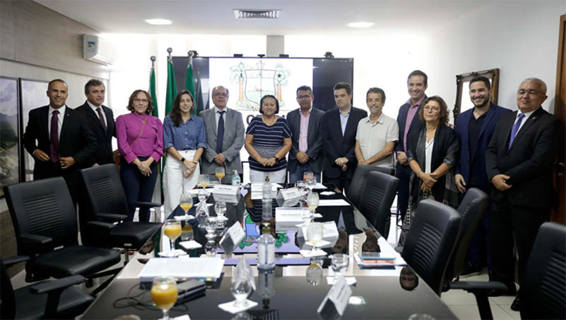 Imagem 1 - Receita Federal vai doar equipamentos resultantes de apreensões para compensar perdas de municípios do RN. Ação foi uma solicitação do Governo do Estado e da Femurn, visando compensar os prejuízos de prefeituras e cidadãos potiguares com os ataques de criminosos que aconteceram no estado. Serão contabilizados, entre outros bens, veículos, computadores, móveis e até medicamentos cuja situação jurídica permita que sejam doados. Antes de toda a operação ser iniciada, a governadora Fátima Bezerra falou por telefone com o Ministro da Fazenda, Fernando Haddad, que incentivou a ideia. Imagem 1 - Receita Federal vai doar equipamentos resultantes de apreensões para compensar perdas de municípios do RN. Ação foi uma solicitação do Governo do Estado e da Femurn, visando compensar os prejuízos de prefeituras e cidadãos potiguares com os ataques de criminosos que aconteceram no estado. Serão contabilizados, entre outros bens, veículos, computadores, móveis e até medicamentos cuja situação jurídica permita que sejam doados. Antes de toda a operação ser iniciada, a governadora Fátima Bezerra falou por telefone com o Ministro da Fazenda, Fernando Haddad, que incentivou a ideia.