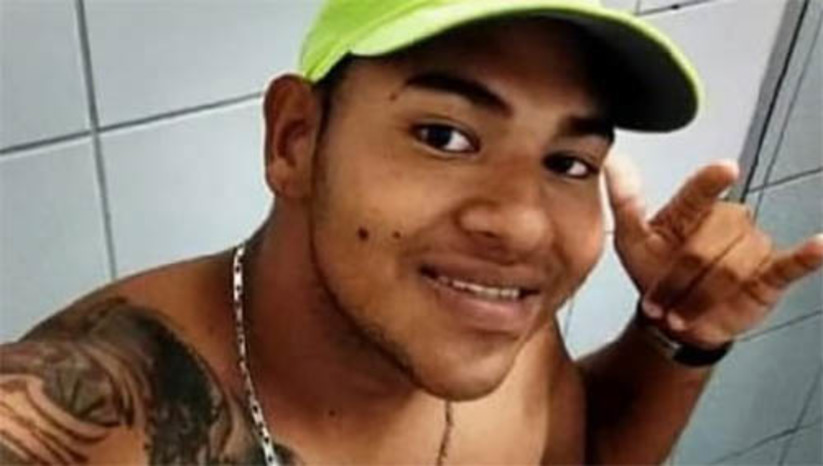 Imagem 1 - Líder de facção criminosa e mandante de ataques em Areia Branca morre em confronto com a polícia. O caso aconteceu na madrugada desta segunda-feira (27), em Natal. Ao ser abordado por policiais da 42ª Delegacia de Polícia e da DEICOR, o suspeito, identificado como Reinaldo Ruan da Silva, de 27 anos, também conhecido como “Monstro” ou "Ruan Ruela", reagiu e acabou sendo alvejado durante a troca de tiros com as forças policiais. A ação aconteceu no âmbito da "Operação Agere pro Viribus”, deflagrada em todo o estado, para o cumprimento de mandados de prisão e de busca e apreensão, contra integrantes da organização criminosa que vem praticando ataques no Rio Grande do Norte desde o dia 14 de março. De acordo com o delegado Raphael Laboissiere, titular da DP de Areia Branca, Ruan era mandante dos ataques que aconteceram na cidade de Areia Branca, bem como de diversos homicídios, como o duplo homicídio ocorrido na festa dos ursos no início do ano. Imagem 1 - Líder de facção criminosa e mandante de ataques em Areia Branca morre em confronto com a polícia. O caso aconteceu na madrugada desta segunda-feira (27), em Natal. Ao ser abordado por policiais da 42ª Delegacia de Polícia e da DEICOR, o suspeito, identificado como Reinaldo Ruan da Silva, de 27 anos, também conhecido como “Monstro” ou "Ruan Ruela", reagiu e acabou sendo alvejado durante a troca de tiros com as forças policiais. A ação aconteceu no âmbito da "Operação Agere pro Viribus”, deflagrada em todo o estado, para o cumprimento de mandados de prisão e de busca e apreensão, contra integrantes da organização criminosa que vem praticando ataques no Rio Grande do Norte desde o dia 14 de março. De acordo com o delegado Raphael Laboissiere, titular da DP de Areia Branca, Ruan era mandante dos ataques que aconteceram na cidade de Areia Branca, bem como de diversos homicídios, como o duplo homicídio ocorrido na festa dos ursos no início do ano.