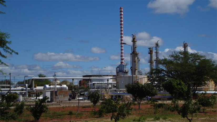 Imagem 1 -  Petroleiros aprovam estado de greve contra privatização da Petrobras e assédio no RN. A mobilização está sendo aprovada em todo o país. A categoria exige o cumprimento da determinação do Governo Lula, encaminhada pelo Ministério das Minas e Energia – MME, para que a estatal interrompa as privatizações. No RN, os trabalhadores da estatal e de empresas terceirizadas também estão aprovando o Estado de Greve. A decisão indica que a categoria poderá paralisar suas atividades caso a venda do Polo Potiguar tenha andamento, além de repudiar as práticas de assédio adotadas pela Pecom Energia, terceirizada da 3R Petroleum.