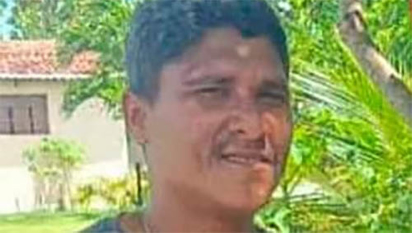 Imagem 1 - Suspeito de estupro de vulnerável é morto a tiros no município de Areia Branca. Israel Alves da Silva, foi assassinado por volta das 19h deste domingo (26). De acordo com informações da Polícia Militar, a guarnição foi acionada para o Centro da cidade, com informações sobre disparos de arma de fogo. Chegando ao local, os policiais encontraram a vítima já em óbito, no meio da rua. No local, prevaleceu a lei do silêncio, ninguém quis comentar as circunstância do crime. Israel estava sendo investigado por ter sido apontado como autor de um estupro de vunerável, cometido na comunidade Pedrinhas, no dia 17 de março, contra uma menina de apenas 12 anos. De acordo com o delegado Raphael Laboissiere, titular da DP de Areia Branca, o mandante deste homicídio, bem como de outros ocorridos no município, teria sido "Ruan Ruela", morto em confronto com a polícia civil durante a madrugada desta segunda (27), em Natal. Imagem 1 - Suspeito de estupro de vulnerável é morto a tiros no município de Areia Branca. Israel Alves da Silva, foi assassinado por volta das 19h deste domingo (26). De acordo com informações da Polícia Militar, a guarnição foi acionada para o Centro da cidade, com informações sobre disparos de arma de fogo. Chegando ao local, os policiais encontraram a vítima já em óbito, no meio da rua. No local, prevaleceu a lei do silêncio, ninguém quis comentar as circunstância do crime. Israel estava sendo investigado por ter sido apontado como autor de um estupro de vunerável, cometido na comunidade Pedrinhas, no dia 17 de março, contra uma menina de apenas 12 anos. De acordo com o delegado Raphael Laboissiere, titular da DP de Areia Branca, o mandante deste homicídio, bem como de outros ocorridos no município, teria sido "Ruan Ruela", morto em confronto com a polícia civil durante a madrugada desta segunda (27), em Natal.