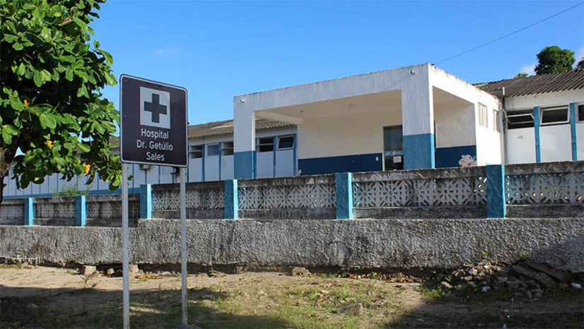 Imagem 1 -  Governo do RN vai investir R$ 4,7 milhões para transformar antigo hospital de Canguaretama em policlínica. A nova estrutura beneficiará 27 municípios do Agreste Potiguar e contará com mais de dez especialidades médicas, laboratórios, exames, salas de pequenos procedimentos e cirurgias e farmácia. O edital de licitação da obra foi lançado na semana passada e apresentado oficialmente às autoridades da região nesta segunda-feira (27). O projeto é de recuperação total do antigo hospital de Canguaretama, que data de 1974. A previsão é de 300 dias de trabalho. A ação é fruto da parceria entre as secretarias de Estado da Saúde Pública (Sesap) e da Infraestrutura (SIN).
