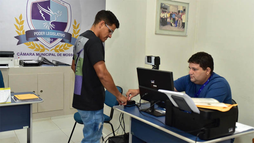 Imagem 1 - Câmara de Mossoró começa a emitir carteiras de identidade em três dias na semana. Nessa fase inicial, o serviço atende dez pessoas diariamente, por ordem de chegada, às segundas, quintas e sextas-feiras, das 8h às 12h. A primeira via do documento é grátis. Quanto à segunda via, pessoas a partir de 60 anos completos (idosos) também têm direito à gratuidade. Também são isentos de taxa inscritos no Cadastro Único, com renda per capita de até R$ 218,00. Para os outros públicos, a 2ª e demais vias da carteira de identidade, também chamada de Registro Geral (RG), custam R$ 35,00. A emissão de RG resulta de convênio entre a Câmara Municipal de Mossoró, Federação das Câmaras Municipais do Rio Grande do Norte (Fecam-RN) e Instituto Técnico-científico de Perícia (Itep). Imagem 1 - Câmara de Mossoró começa a emitir carteiras de identidade em três dias na semana. Nessa fase inicial, o serviço atende dez pessoas diariamente, por ordem de chegada, às segundas, quintas e sextas-feiras, das 8h às 12h. A primeira via do documento é grátis. Quanto à segunda via, pessoas a partir de 60 anos completos (idosos) também têm direito à gratuidade. Também são isentos de taxa inscritos no Cadastro Único, com renda per capita de até R$ 218,00. Para os outros públicos, a 2ª e demais vias da carteira de identidade, também chamada de Registro Geral (RG), custam R$ 35,00. A emissão de RG resulta de convênio entre a Câmara Municipal de Mossoró, Federação das Câmaras Municipais do Rio Grande do Norte (Fecam-RN) e Instituto Técnico-científico de Perícia (Itep).