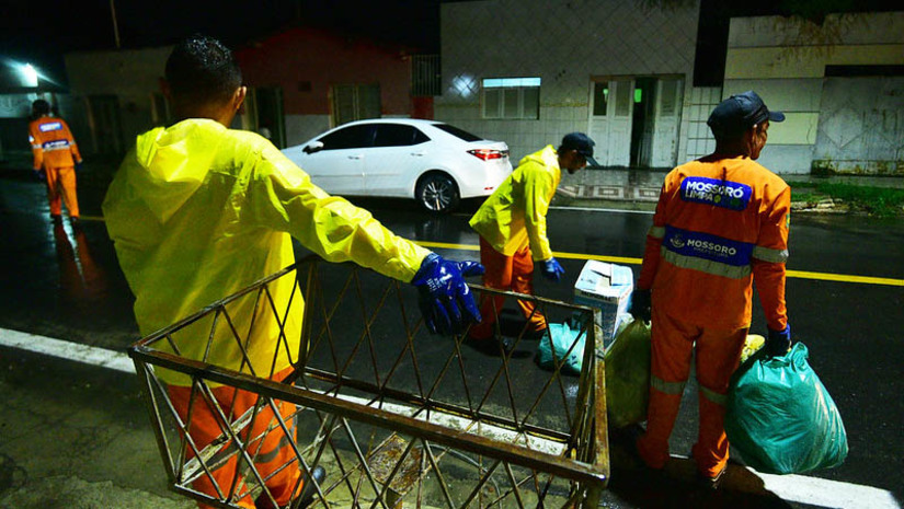 Imagem 1 - Prefeitura informa retorno parcial de atividades presenciais e serviços no município de Mossoró. O comunicado foi feito na tarde desta segunda-feira (27). Entre as atividades que serão retomadas estão as aulas da rede municipal de ensino, os atendimentos nas unidades básicas de saúde e nos CRAs, os serviços de limpeza urbana e a circulação das linhas de ônibus. “A Prefeitura de Mossoró reforça que segue adotando todas as medidas necessárias para garantir a segurança dos servidores e população, atuando de forma conjunta com todas as forças de segurança do município”, diz a PMM por meio de nota; veja as datas de retomada de cada atividade. Imagem 1 - Prefeitura informa retorno parcial de atividades presenciais e serviços no município de Mossoró. O comunicado foi feito na tarde desta segunda-feira (27). Entre as atividades que serão retomadas estão as aulas da rede municipal de ensino, os atendimentos nas unidades básicas de saúde e nos CRAs, os serviços de limpeza urbana e a circulação das linhas de ônibus. “A Prefeitura de Mossoró reforça que segue adotando todas as medidas necessárias para garantir a segurança dos servidores e população, atuando de forma conjunta com todas as forças de segurança do município”, diz a PMM por meio de nota; veja as datas de retomada de cada atividade.