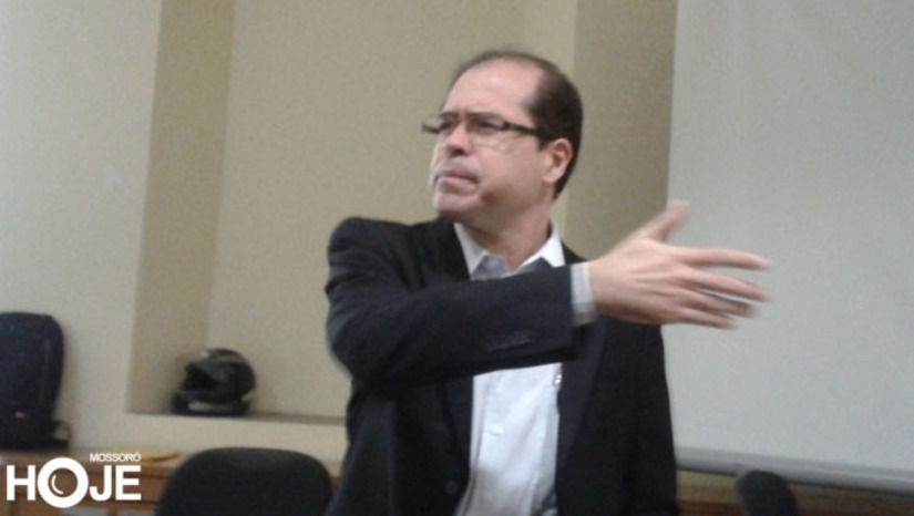 Imagem 1 -  A ação foi assinada pelo promotor de Justiça Olegário Gurgel, que também pleiteia R$ 10 milhões em indenização por danos morais coletivos pelo mesmo motivo. Em Resposta, a Prefeitura Municipal de Mossoró divulgou nota, dizendo que investe pesado na estruturação das escolas, que as matrículas são transparentes (online), que aumentou em mil vagas nos últimos dois anos e que, neste ano de 2023, ainda existem 3,5 mil vagas disponíveis nas escolas do município de Mossoró.