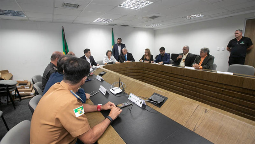 Imagem 1 - Fátima detalha onde serão utilizados os R$ 100 milhões destinados à segurança pública do RN. Do total, R$ 75 milhões serão executados pelo Governo do Estado e o restante pelo Ministério da Justiça, através de doação de veículos para o RN e do custeio de despesas da Força Nacional. “No âmbito da segurança pública, de imediato, nós vamos adquirir 119 viaturas próprias, como o carro autobomba para o Corpo de Bombeiros Militar, o carro específico para o regime de cavalaria, mas a maioria dessas viaturas próprias será para a polícia militar e para a polícia civil”, detalhou a governadora. Ao mesmo tempo, explicou Fátima, serão alugados mais 300 novos veículos, sendo 100 SUVs caracterizados para polícia civil, e 200 viaturas para a polícia militar; confira os demais investimentos. Imagem 1 - Fátima detalha onde serão utilizados os R$ 100 milhões destinados à segurança pública do RN. Do total, R$ 75 milhões serão executados pelo Governo do Estado e o restante pelo Ministério da Justiça, através de doação de veículos para o RN e do custeio de despesas da Força Nacional. “No âmbito da segurança pública, de imediato, nós vamos adquirir 119 viaturas próprias, como o carro autobomba para o Corpo de Bombeiros Militar, o carro específico para o regime de cavalaria, mas a maioria dessas viaturas próprias será para a polícia militar e para a polícia civil”, detalhou a governadora. Ao mesmo tempo, explicou Fátima, serão alugados mais 300 novos veículos, sendo 100 SUVs caracterizados para polícia civil, e 200 viaturas para a polícia militar; confira os demais investimentos.