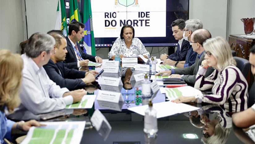 Imagem 1 - Entre as unidades que passarão por obras está o hospital regional Tarcísio Maia, em Mossoró com investimento de R$ 11,8 milhões. Os investimento somam recursos do estado e emendas parlamentares para efetuar as obras. As emendas parlamentares são de bancada coletiva, inclusive de quando a governadora Fátima Bezerra ainda era senadora, mais emendas individuais do ex-senador Jean Paul Prates, do senador Styvenson Valentim e da deputada federal Natália Bonavides. Todo o processo é acompanhado pela Caixa Econômica Federal. Dentro dos próximos meses o Governo vai trabalhar para concluir as licitações, emitir as ordens de serviço e acompanhar a execução da obra. Imagem 1 - Entre as unidades que passarão por obras está o hospital regional Tarcísio Maia, em Mossoró com investimento de R$ 11,8 milhões. Os investimento somam recursos do estado e emendas parlamentares para efetuar as obras. As emendas parlamentares são de bancada coletiva, inclusive de quando a governadora Fátima Bezerra ainda era senadora, mais emendas individuais do ex-senador Jean Paul Prates, do senador Styvenson Valentim e da deputada federal Natália Bonavides. Todo o processo é acompanhado pela Caixa Econômica Federal. Dentro dos próximos meses o Governo vai trabalhar para concluir as licitações, emitir as ordens de serviço e acompanhar a execução da obra.