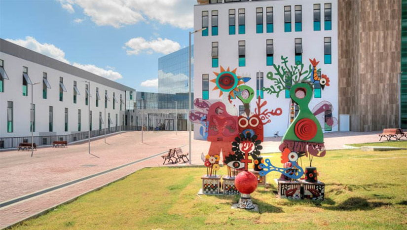 Imagem 1 -  Vítimas de violência sexual contarão com atendimento integral e especializado no Hospital da Mulher. Nesta quarta-feira (29), às 9h, será inaugurada na unidade a Sala Lilás Profª. Roberta Cláudia. O local será um espaço exclusivo e diferenciado, com atendimento prioritário, destinado a mulheres, crianças e adolescentes em situação de violência. A implementação da sala visa contribuir para que as vítimas se sintam mais à vontade e seguras para relatar o ocorrido e buscar ajuda, além de evitar a revitimização e a exposição desnecessária em ambientes comuns de atendimento.