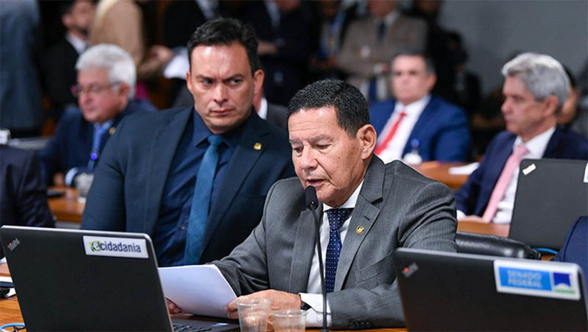 Imagem 1 - Projeto de Lei do senador Styvenson Valentin, do PODEMOS/RN, havia sido apresentado em 2021 e ganhou força quando começou os ataques terroristas (dia 14 de março) no Rio Grande do Norte. Nesta terça-feira, 28, os senadores da Comissão de Segurança aprovaram por unanimidade. A proposta segue agora para a decisão final da Comissão de Constituição, Justiça e Cidadania (CCJ). "É preciso aprovar e colocar em prática esta legislação com o máximo de urgência", diz o senador Styvenson Valentin, que acompanha pessoalmente cada passo do projeto. Imagem 1 - Projeto de Lei do senador Styvenson Valentin, do PODEMOS/RN, havia sido apresentado em 2021 e ganhou força quando começou os ataques terroristas (dia 14 de março) no Rio Grande do Norte. Nesta terça-feira, 28, os senadores da Comissão de Segurança aprovaram por unanimidade. A proposta segue agora para a decisão final da Comissão de Constituição, Justiça e Cidadania (CCJ). "É preciso aprovar e colocar em prática esta legislação com o máximo de urgência", diz o senador Styvenson Valentin, que acompanha pessoalmente cada passo do projeto.