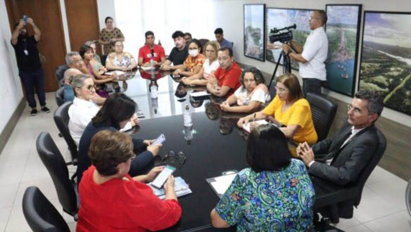 Imagem 1 - Governo do RN apresenta nova proposta para pagamento do piso da educação. A nova proposta, apresentada nesta terça-feira (28), entre outras coisas, promete a implementação do reajuste de 14,95% no mês de abril para os professores que estão abaixo da tabela salarial do Piso, com efeito retroativo a janeiro. Para os demais (professores da ativa, aposentados e pensionistas com paridade), a implementação do reajuste será em três parcelas, sendo: 7,21% em maio; 3,61% em novembro e 3,49% em dezembro. Nesta quarta (29), o Sinte reuniu os educadores em assembleia, para discutir a proposta. Imagem 1 - Governo do RN apresenta nova proposta para pagamento do piso da educação. A nova proposta, apresentada nesta terça-feira (28), entre outras coisas, promete a implementação do reajuste de 14,95% no mês de abril para os professores que estão abaixo da tabela salarial do Piso, com efeito retroativo a janeiro. Para os demais (professores da ativa, aposentados e pensionistas com paridade), a implementação do reajuste será em três parcelas, sendo: 7,21% em maio; 3,61% em novembro e 3,49% em dezembro. Nesta quarta (29), o Sinte reuniu os educadores em assembleia, para discutir a proposta.